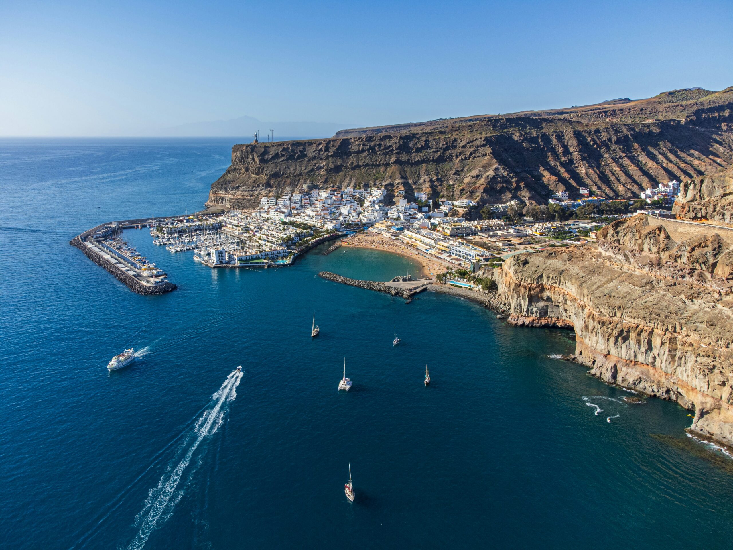 Panel20_kamil-molendys-unsplash panorámca puerto de Mogan